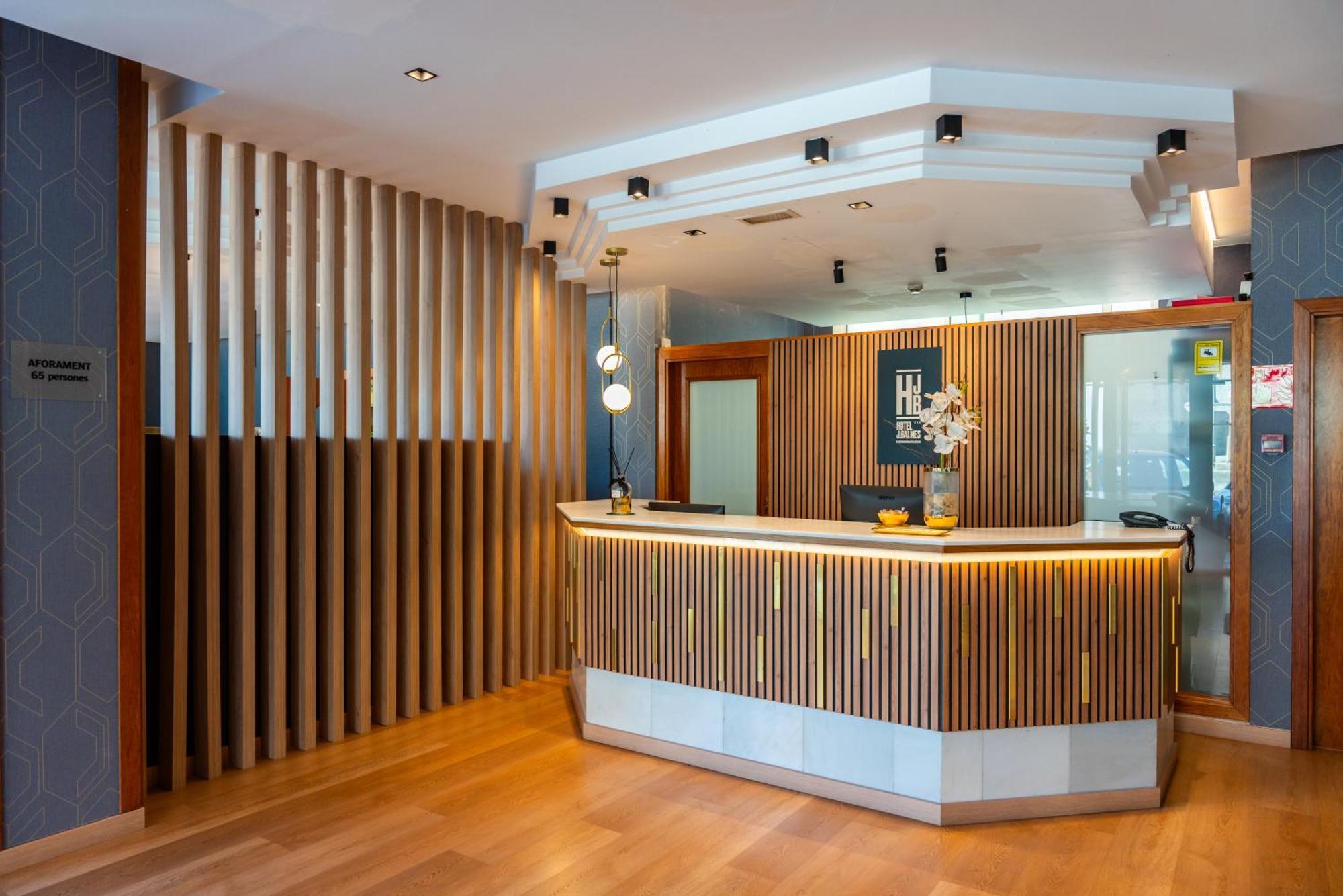 Hotel J. Balmes Vic Dış mekan fotoğraf