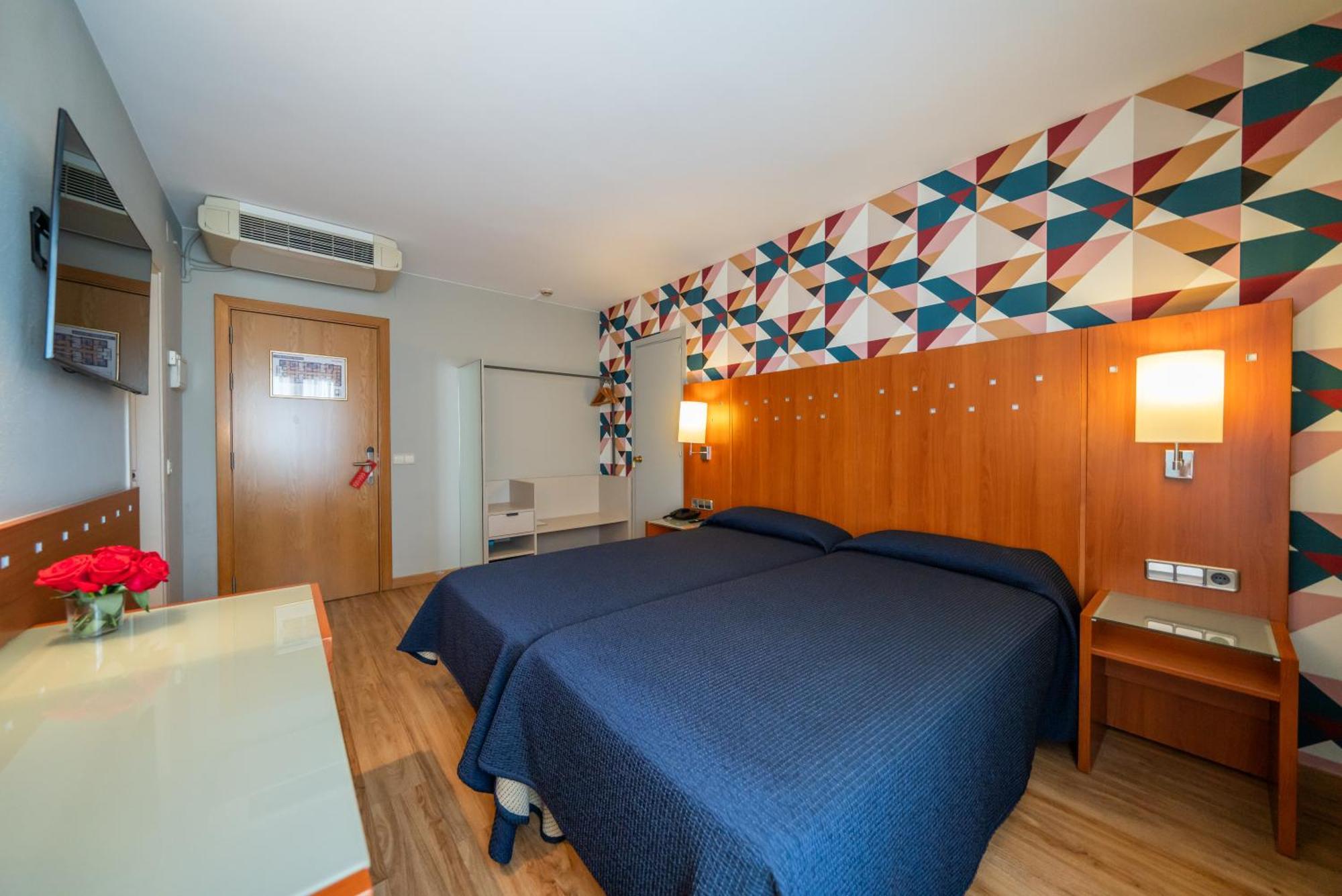 Hotel J. Balmes Vic Dış mekan fotoğraf