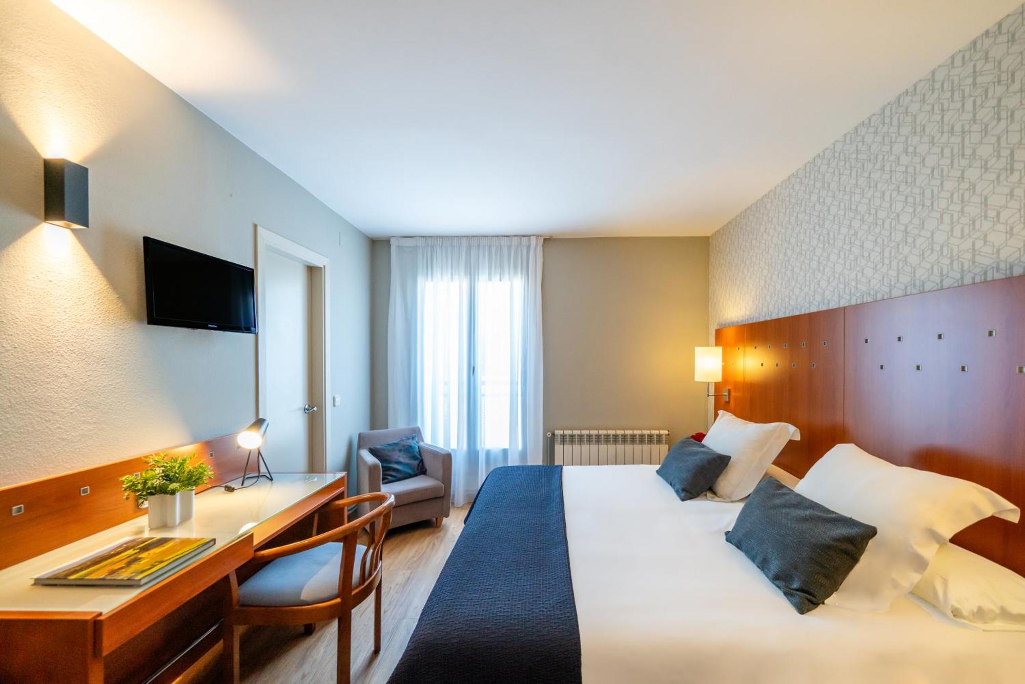 Hotel J. Balmes Vic Dış mekan fotoğraf