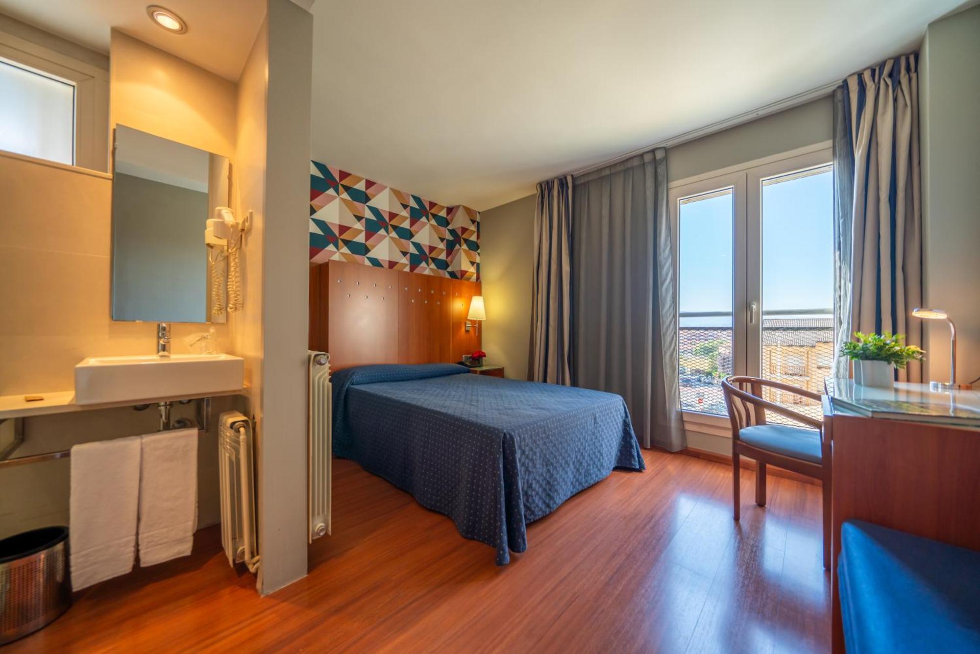Hotel J. Balmes Vic Dış mekan fotoğraf